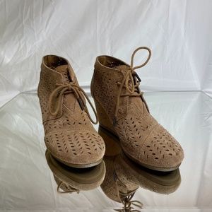 Toms Desert Wedge Perforated Leaf Boot Sz 7.5